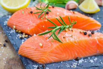Hướng dẫn cách fillet cá hồi nguyên con tại nhà