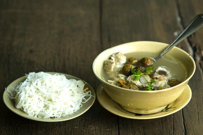 sun_non_lon_nau_canh_sau